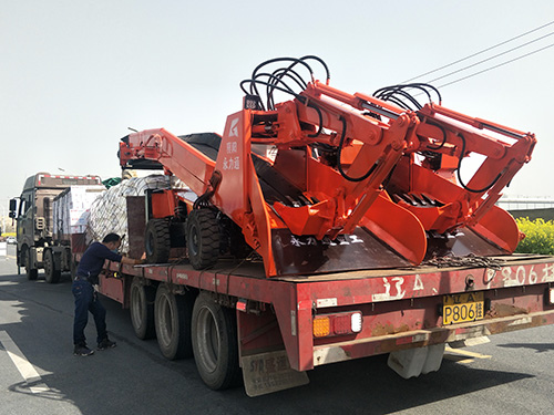 內(nèi)蒙包頭市何總訂購的兩臺80型輪式皮帶扒渣機(jī)